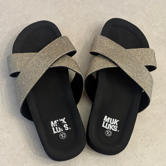 NWOT MUK LUKS Gold Cross-Strap Teagan Sandal - Picture 2 of 5